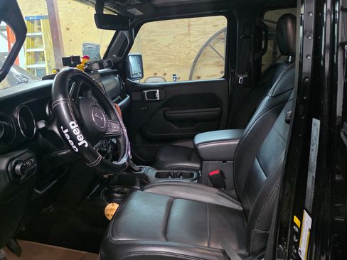 Used 2021 Jeep Gladiator Sport image 11