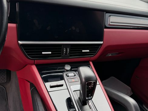 Used 2023 Porsche Cayenne Platinum Edition image 14