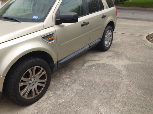 Used 2008 Land Rover LR2 SE image 6