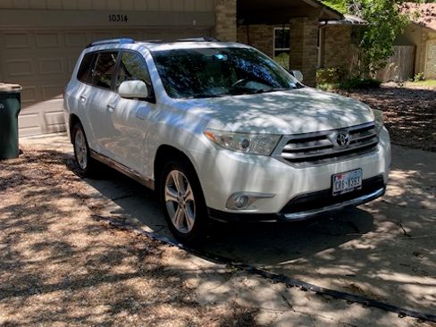 Used 2011 Toyota Highlander Limited w/ Tow Pkg FWD image 2