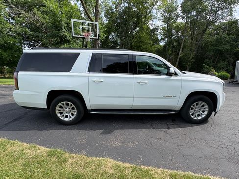 Used 2017 GMC Yukon XL SLT w/ Open Road Package AWD/4WD image 5