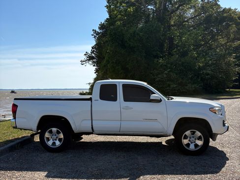 Used 2019 Toyota Tacoma SR5 w/ SR5 Appearance Package (SM) RWD image 5