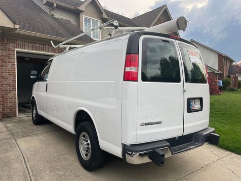 Used 2018 Chevrolet Express 2500 w/ Driver Convenience Package image 8