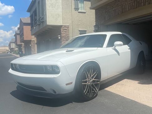 Used 2013 Dodge Challenger SXT image 9