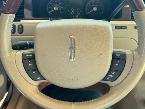 Used 2006 Lincoln Town Car Signature L image 11