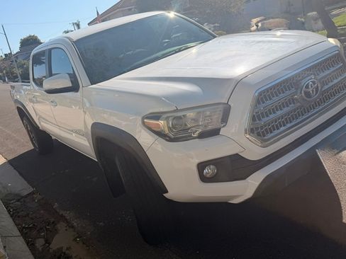 Used 2017 Toyota Tacoma TRD Off-Road w/ Tow Package AWD/4WD image 6