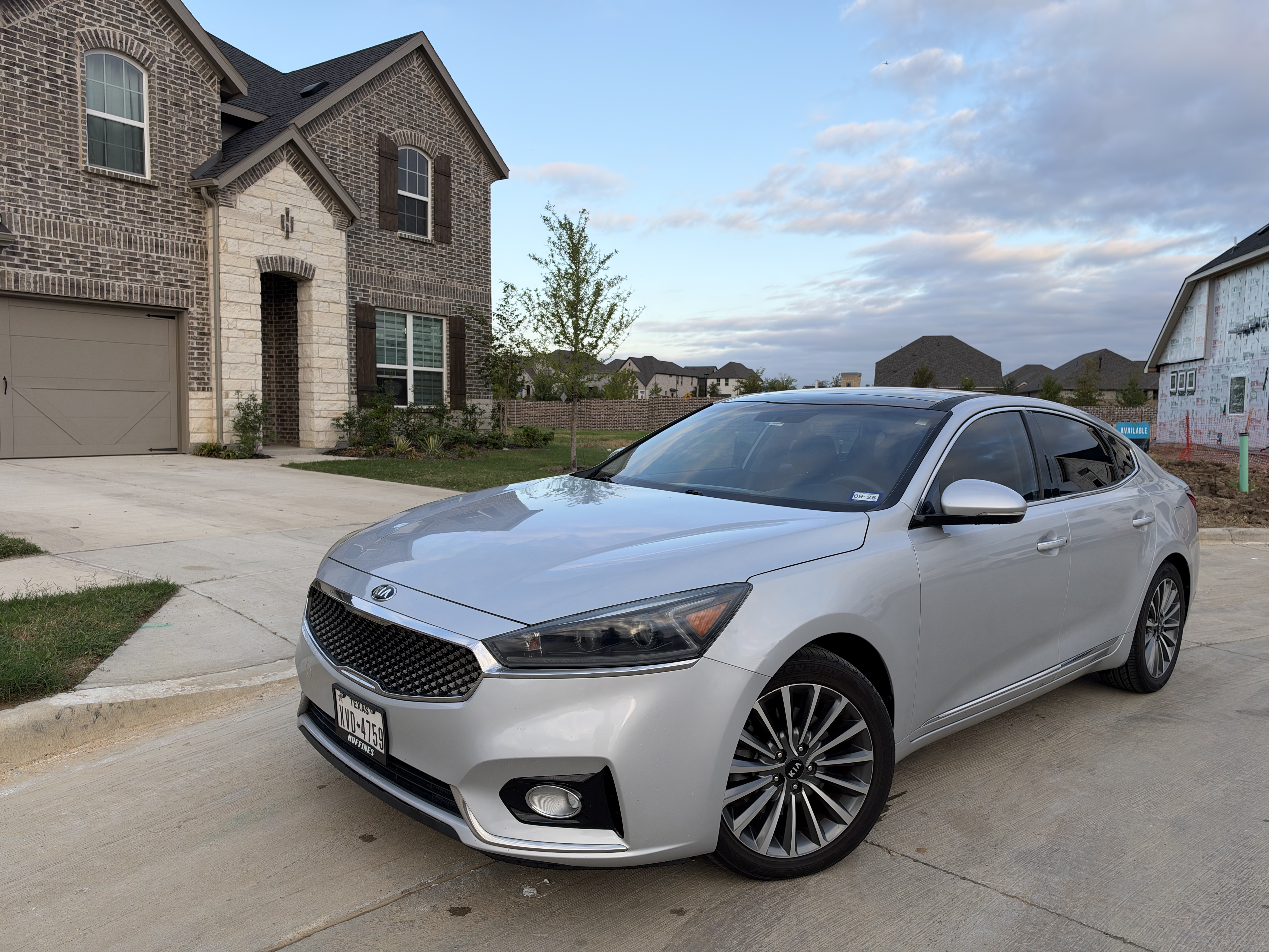 Used 2017 Kia Cadenza Premium w/ Luxury Package FWD image 1