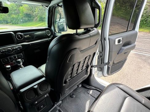 Used 2022 Jeep Wrangler Unlimited Rubicon w/ Trailer Tow Package AWD/4WD image 4