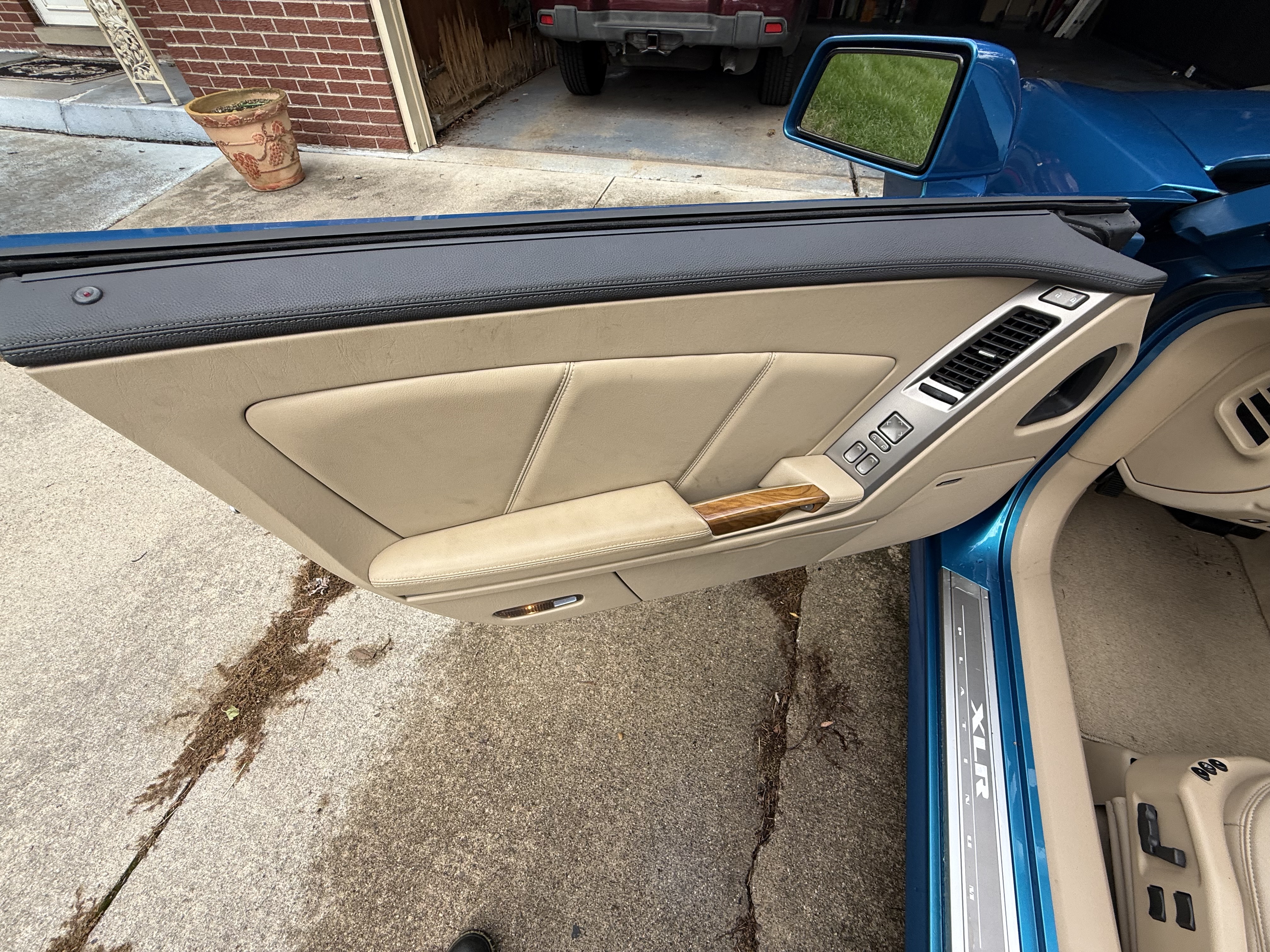 Used 2008 Cadillac XLR RWD image 19