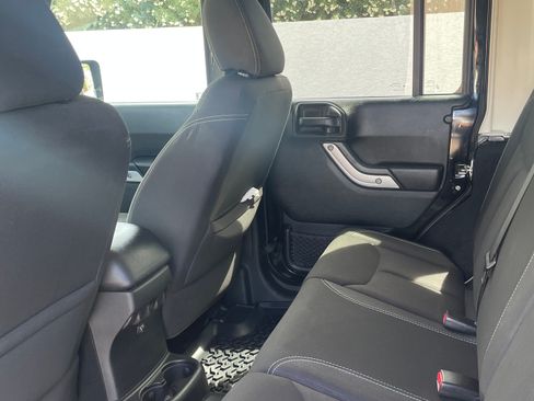 Used 2015 Jeep Wrangler Unlimited Sahara w/ Connectivity Group image 21