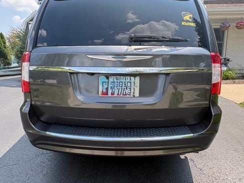 Used 2014 Chrysler Town & Country Touring-L FWD image 5