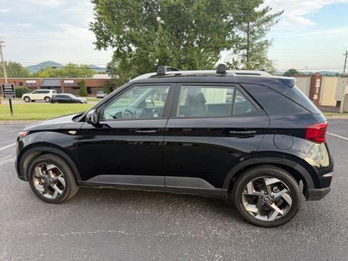 Used 2021 Hyundai Venue SEL FWD image 2