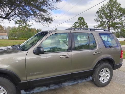 Used 2002 Ford Explorer XLT image 2