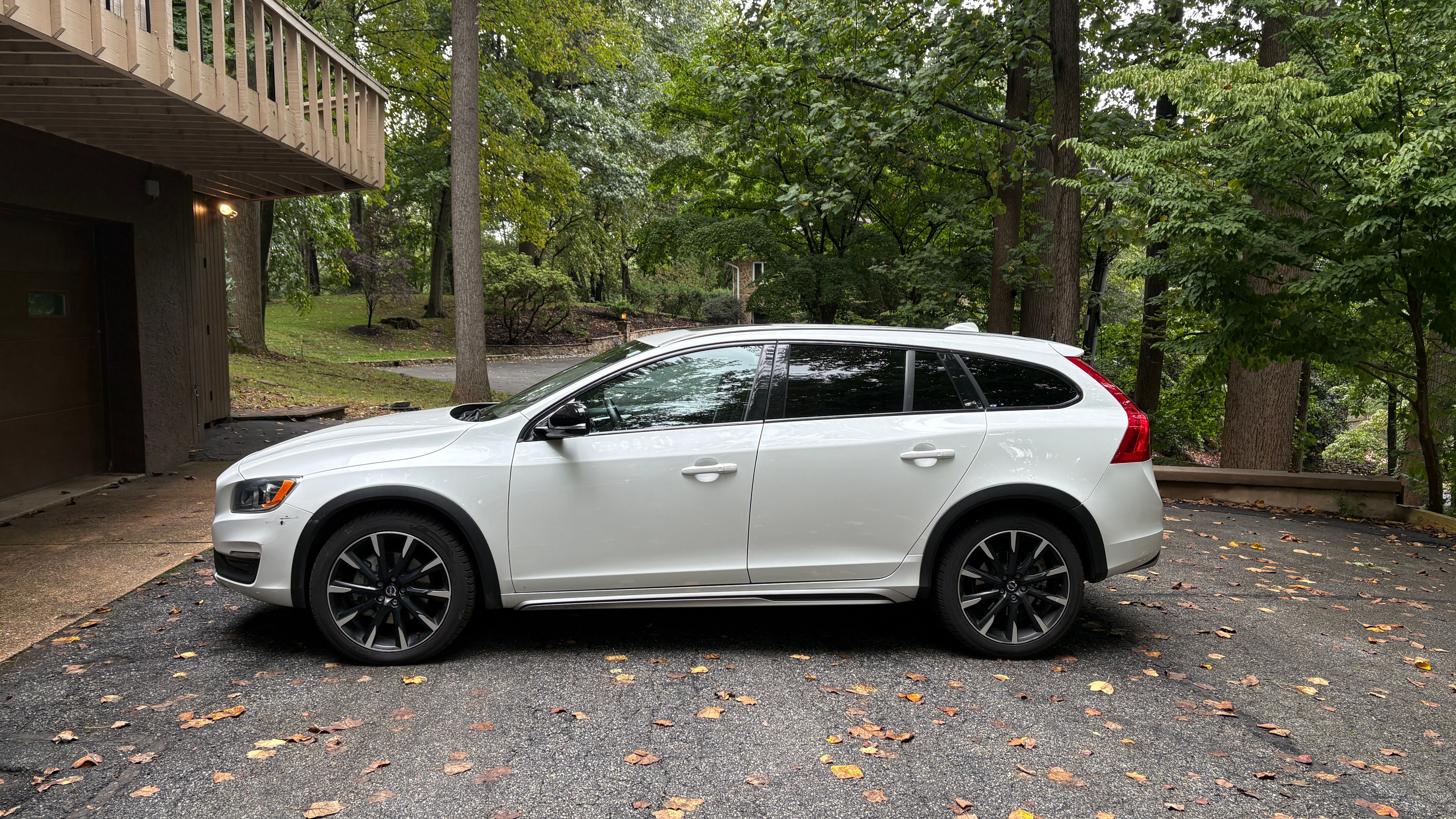 Used 2017 Volvo V60 T5 Cross Country w/ Climate Package AWD/4WD image 2