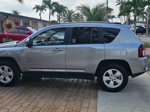 Used 2017 Jeep Compass Latitude image 2