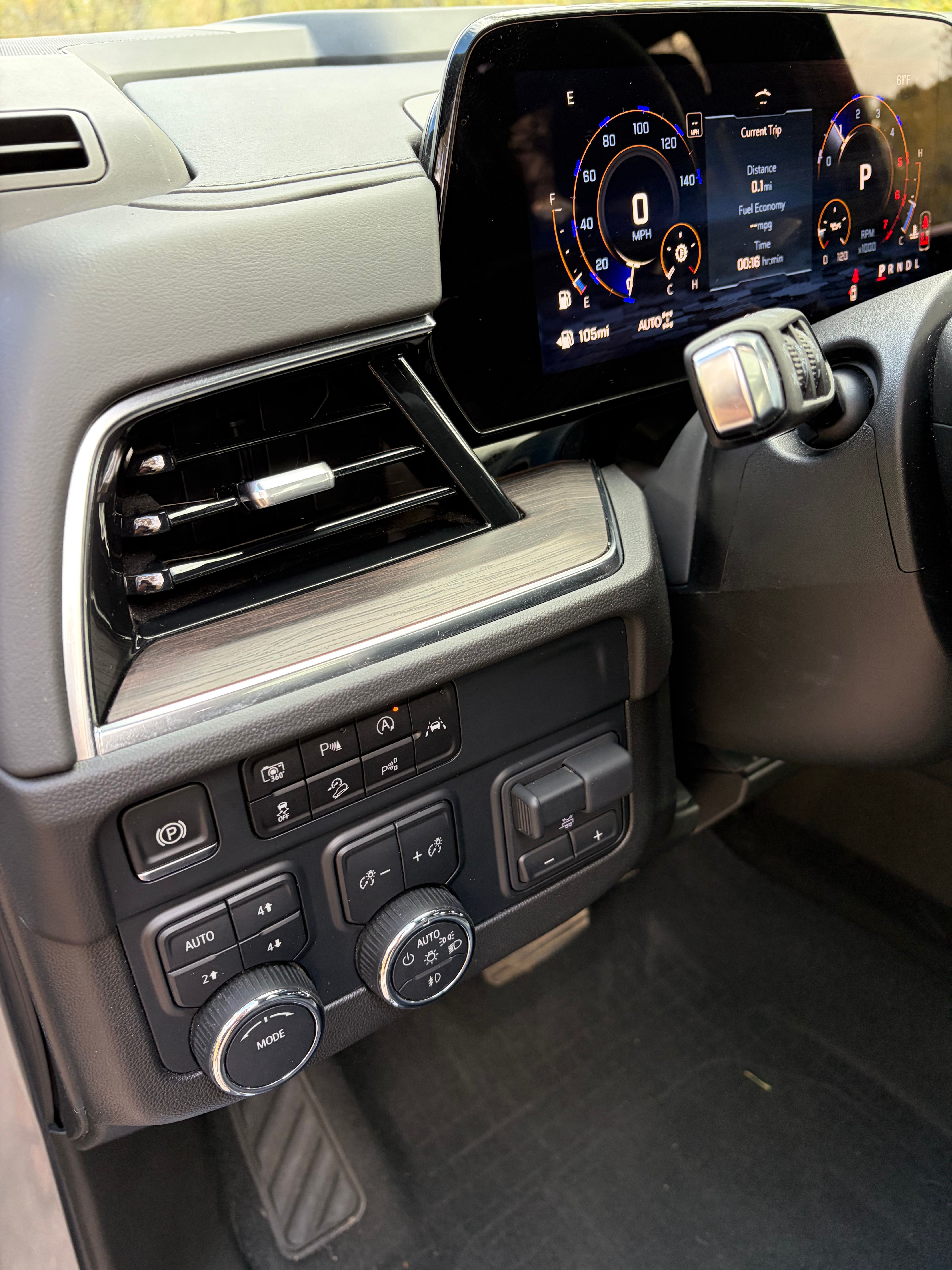 Used 2025 Chevrolet Suburban LT w/ Comfort Package AWD/4WD image 12