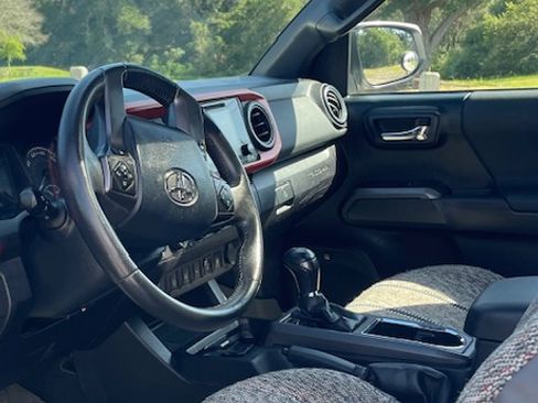 Used 2017 Toyota Tacoma TRD Off-Road AWD/4WD image 6