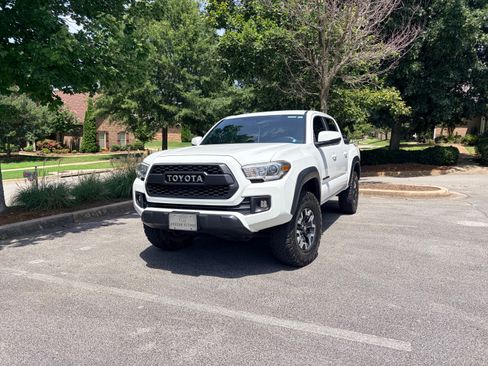Used 2017 Toyota Tacoma TRD Off-Road AWD/4WD image 1