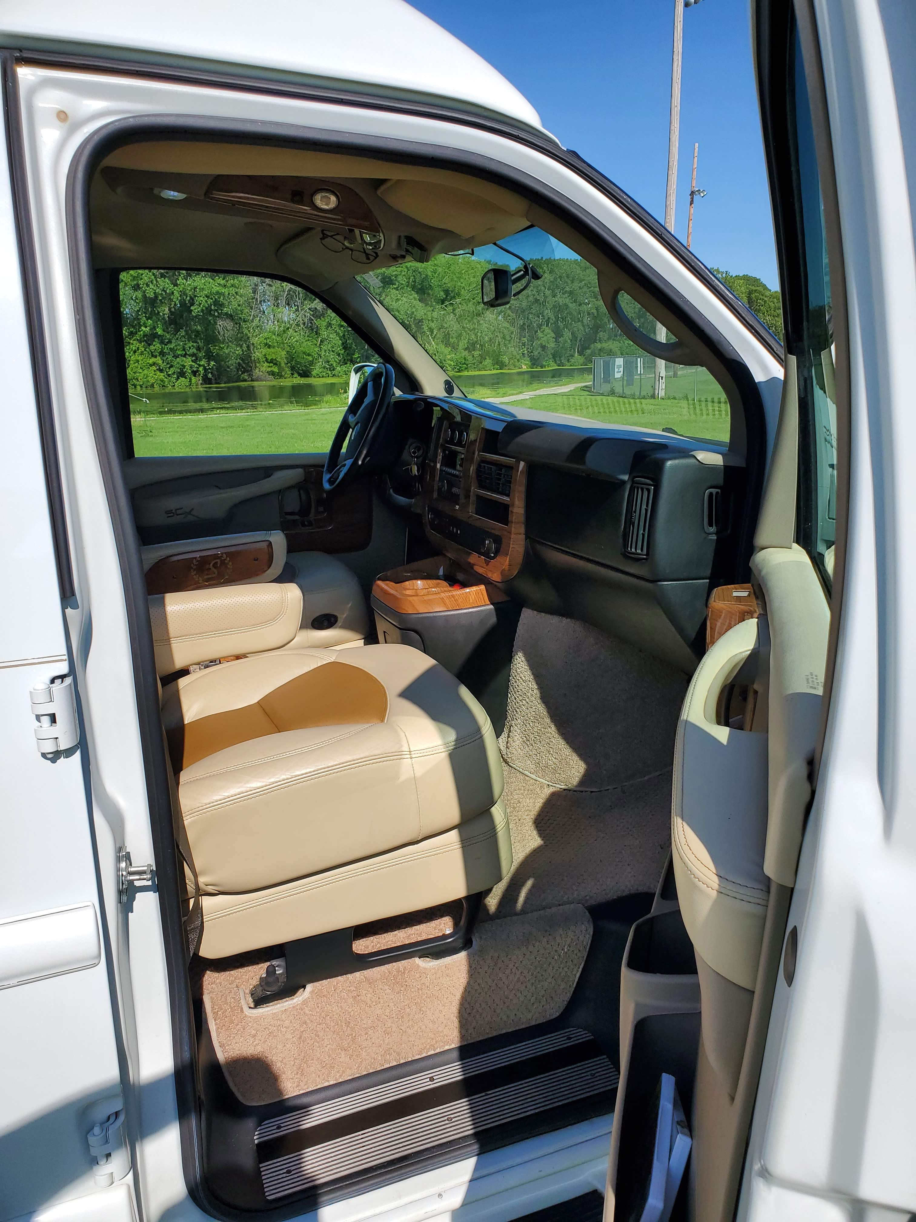 Used 2012 Chevrolet Express 1500 RWD image 2