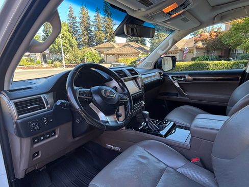 Used 2020 Lexus GX 460 Luxury w/ Accessory Package AWD/4WD image 8