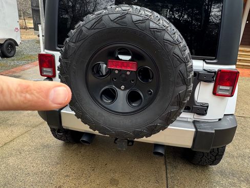 Used 2017 Jeep Wrangler Unlimited Sahara w/ Connectivity Group image 9