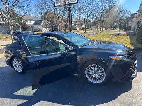 Used 2020 Toyota Camry XLE image 6