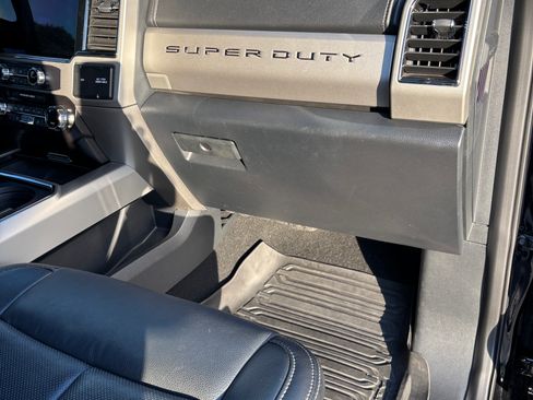 Used 2022 Ford F250 Lariat w/ Black Appearance Package image 12