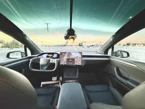 Used 2023 Tesla Model X image 25