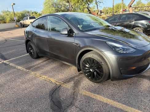 Used 2024 Tesla Model Y Long Range AWD/4WD image 1