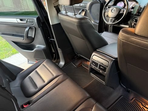 Used 2011 Volkswagen Touareg Sport image 8