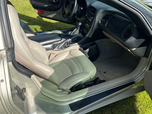 Used 2001 Chevrolet Corvette Coupe w/ Preferred Equipment Group2 image 13