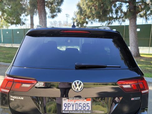 Used 2021 Volkswagen Tiguan SE w/ Panoramic Sunroof Package image 5