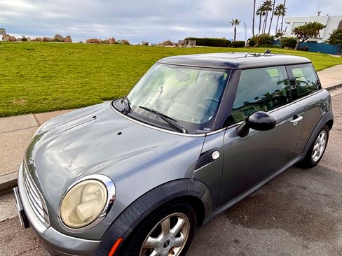 Used 2010 MINI Cooper Hardtop image 4