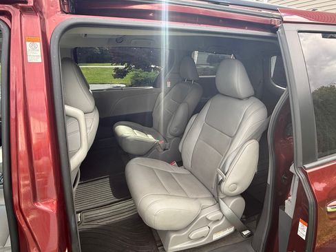 Used 2017 Toyota Sienna XLE Premium w/ Outdoor Package AWD/4WD image 11