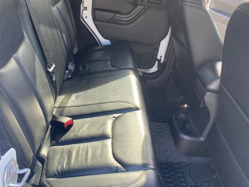 Used 2017 Jeep Wrangler Unlimited Sahara image 16