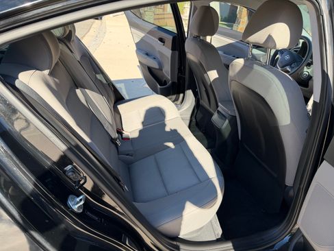 Used 2017 Hyundai Elantra SE image 13