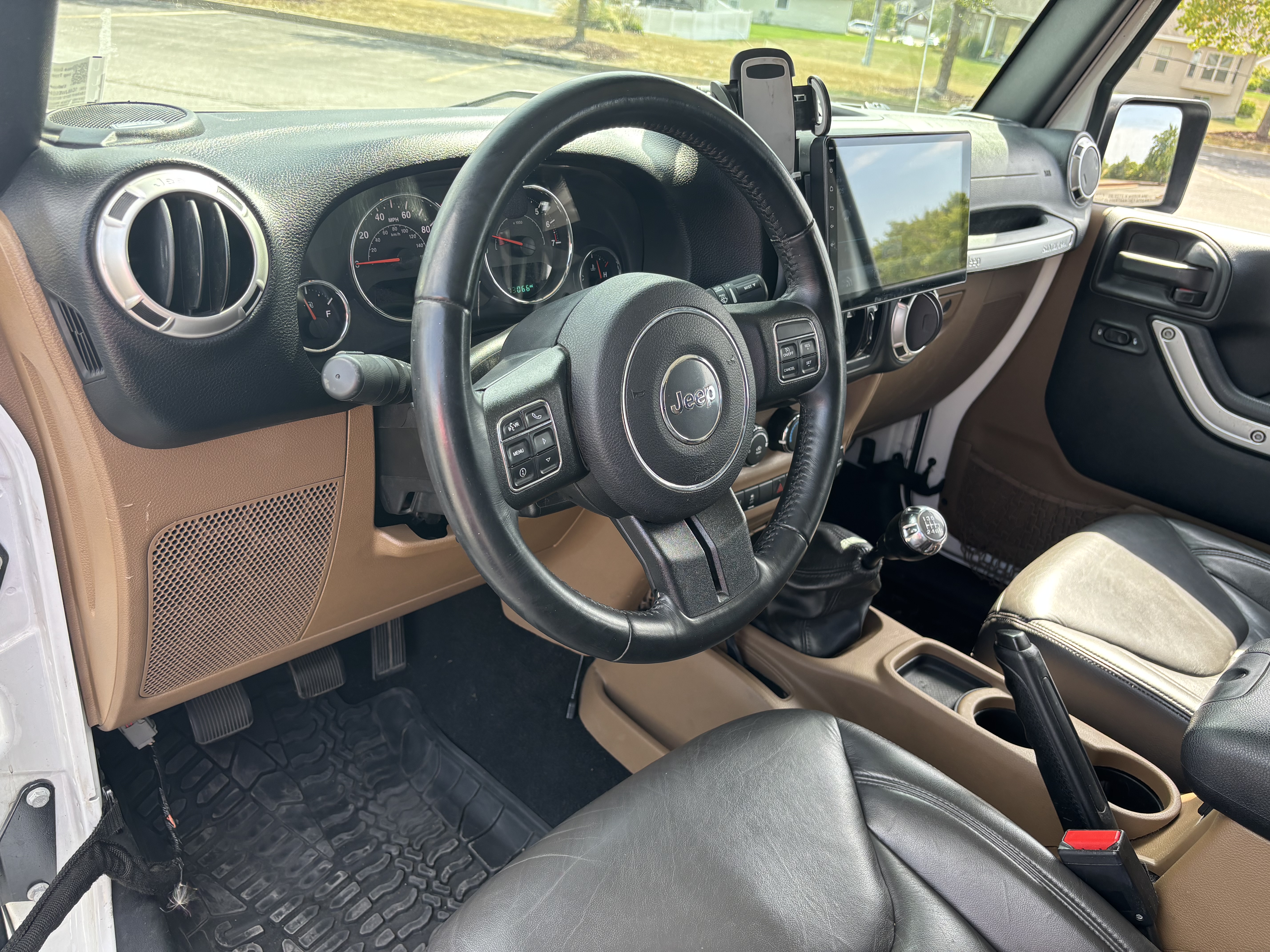 Used 2017 Jeep Wrangler Unlimited Sahara w/ Connectivity Group AWD/4WD image 8