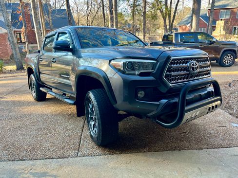 Used 2016 Toyota Tacoma TRD Off-Road image 1