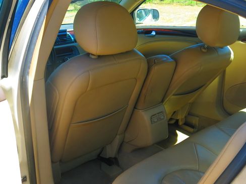 Used 2010 Buick Lucerne CXL FWD image 11