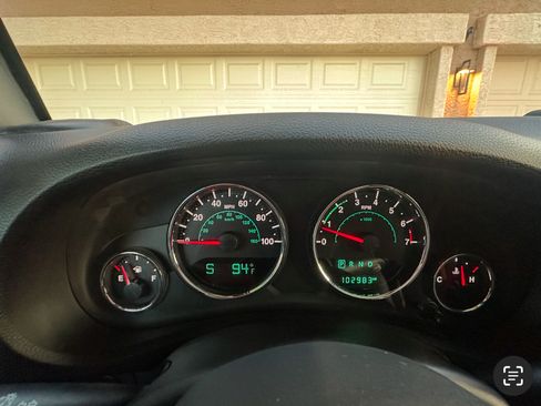 Used 2016 Jeep Wrangler Unlimited Rubicon w/ Connectivity Group image 12