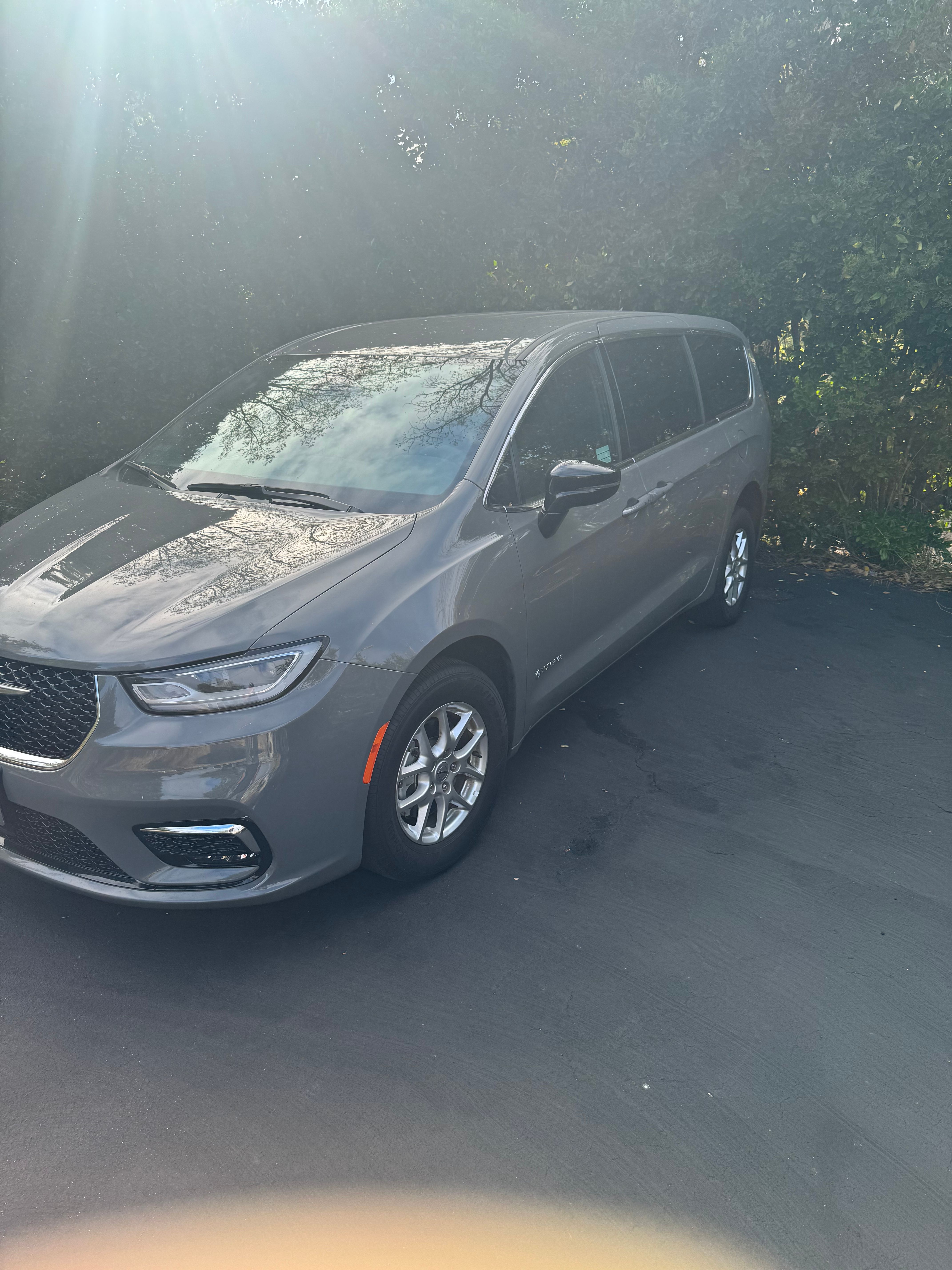 Used 2024 Chrysler Pacifica Touring FWD image 5