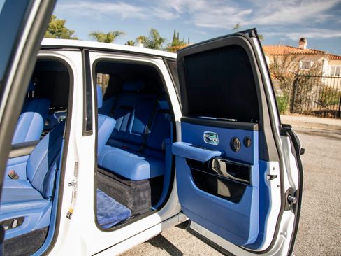 Used 2022 Rolls-Royce Cullinan w/ Technology Package image 17