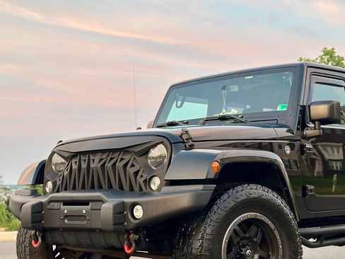 Used 2016 Jeep Wrangler Unlimited Sahara image 2