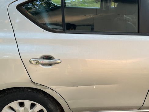 Used 2015 Nissan Versa SV FWD image 12