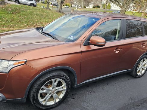 Used 2015 Mitsubishi Outlander SE image 1