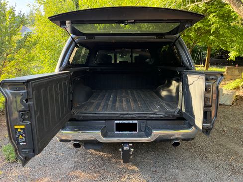 Used 2024 RAM 1500 Laramie AWD/4WD image 12