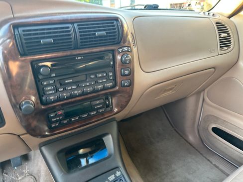 Used 2000 Ford Explorer Limited image 11
