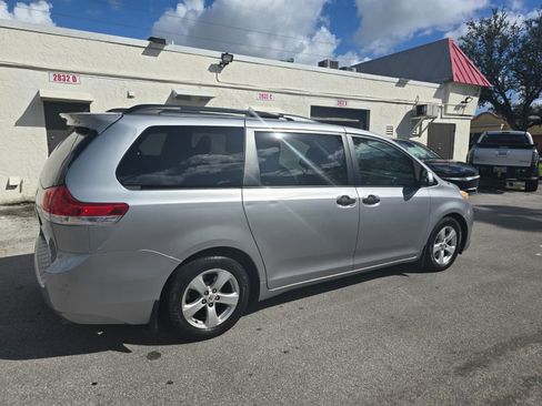 Used 2012 Toyota Sienna Minivan 4D image 5