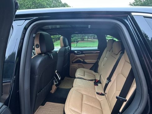Used 2017 Porsche Cayenne AWD/4WD image 6