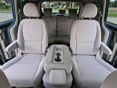 Used 2019 Kia Sedona LX image 28